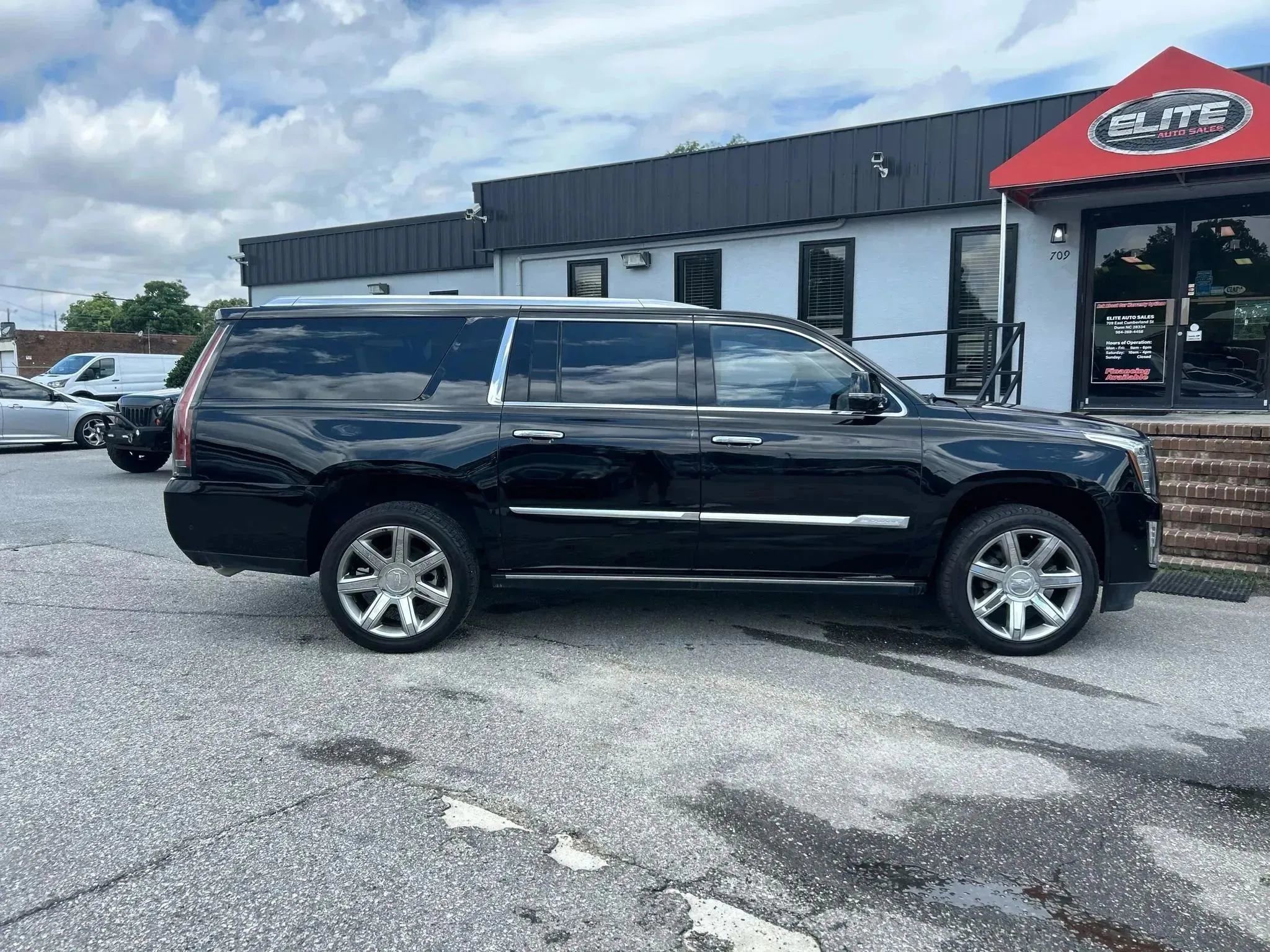 Used 2017 Cadillac Escalade ESV Premium Luxury image 6