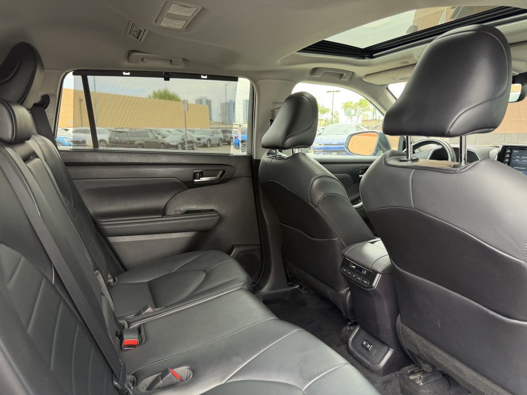 Used 2021 Toyota Highlander XLE AWD/4WD image 35