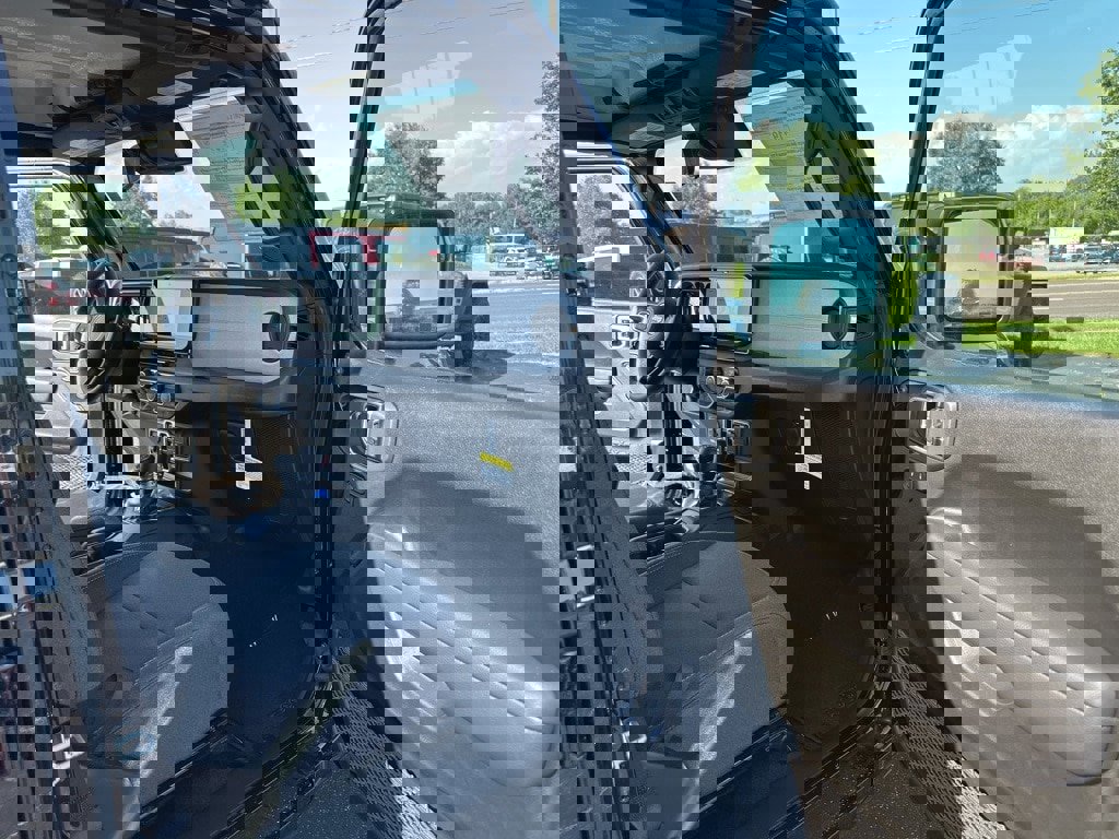 New 2025 Jeep Gladiator Sport image 16