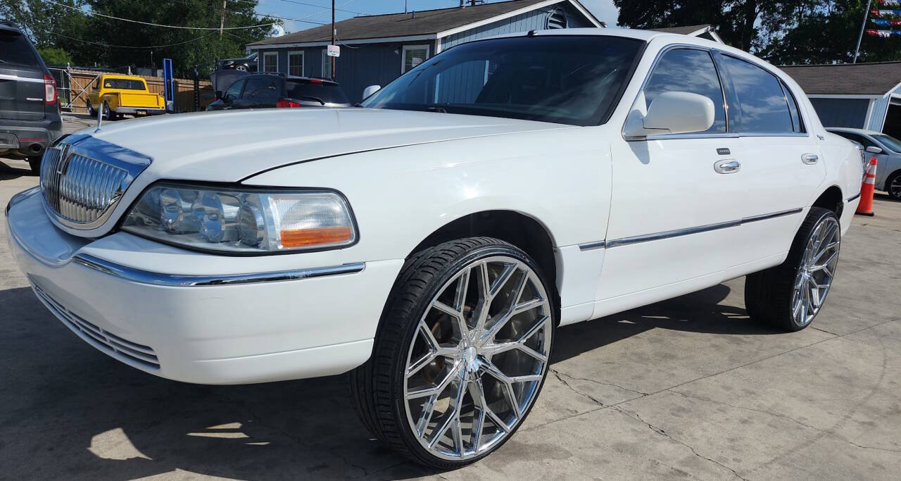 Used 2009 Lincoln Town Car Signature Limited RWD image 2