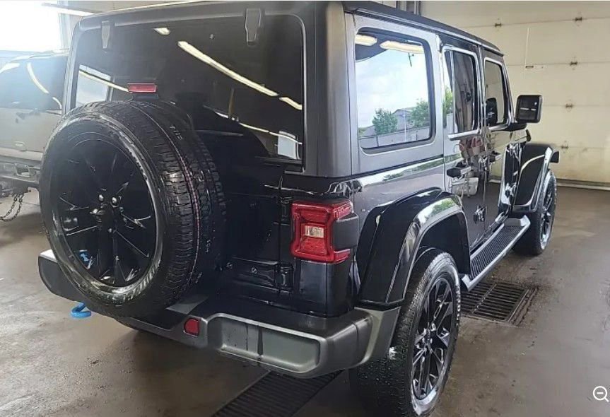 Used 2022 Jeep Wrangler Unlimited Sahara AWD/4WD image 3
