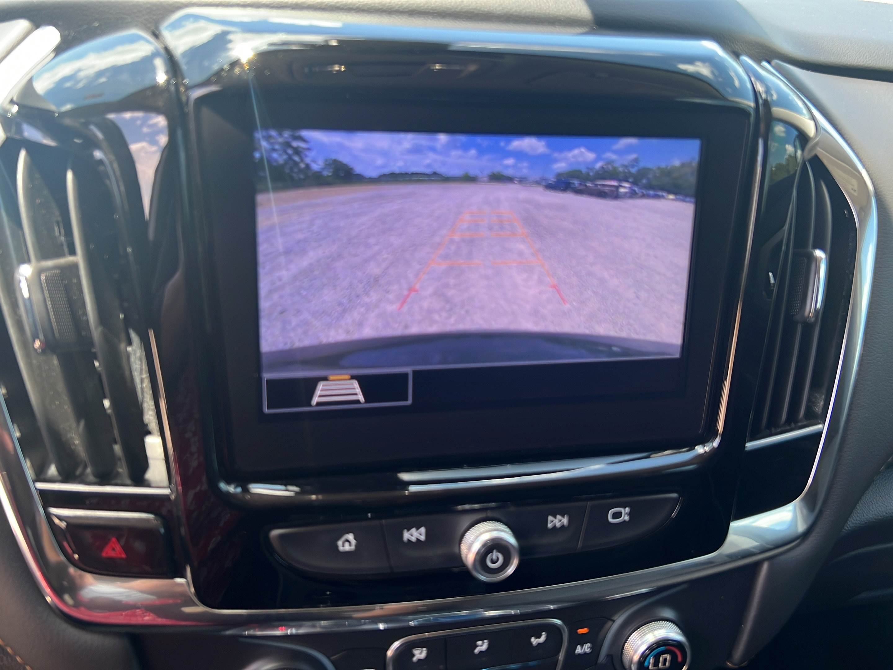 Used 2020 Chevrolet Traverse LT FWD image 16