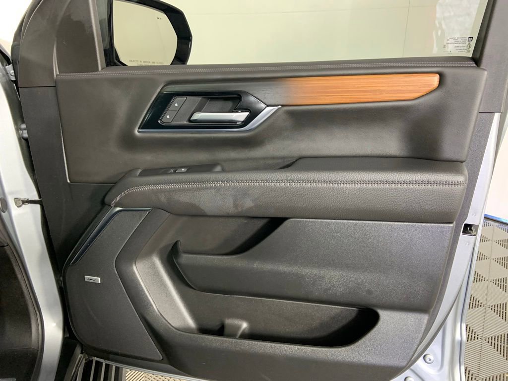 Used 2025 GMC Yukon Denali w/ Sun & Power Step Package image 17