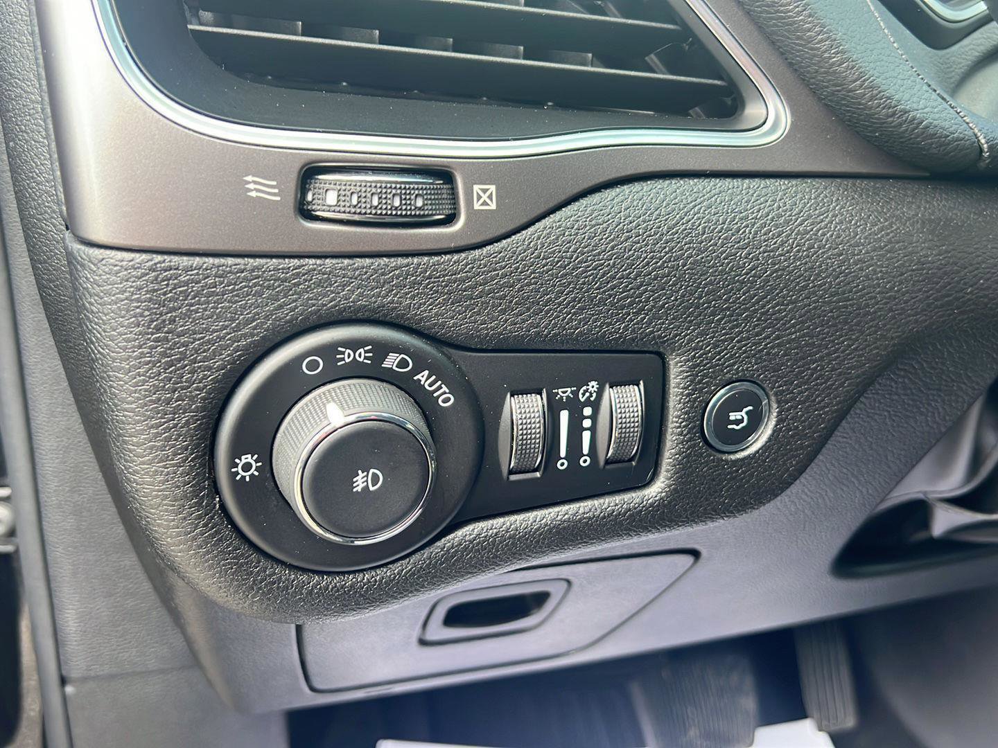 Used 2021 Jeep Cherokee Latitude Lux w/ Comfort/Convenience Group image 20