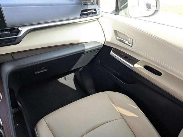 Used 2024 Toyota Sienna XLE image 17