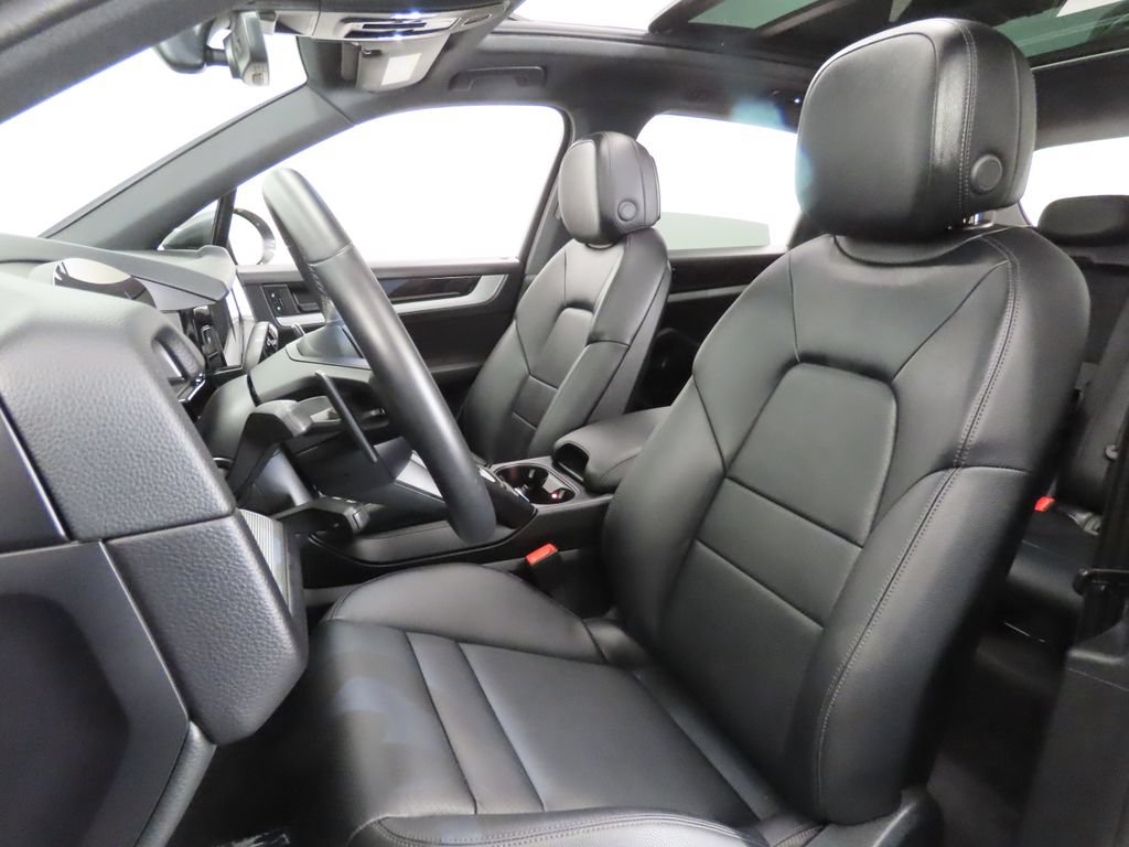 Certified 2025 Porsche Cayenne AWD/4WD image 5