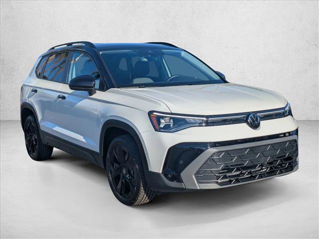 Certified 2025 Volkswagen Taos SE image 3
