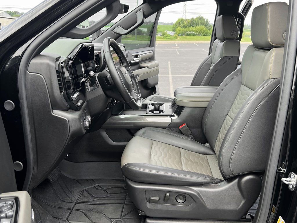 Used 2024 Chevrolet Silverado 2500 ZR2 w/ Technology Package image 2