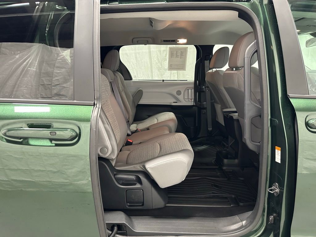 Used 2025 Toyota Sienna LE image 54