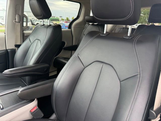 Used 2024 Chrysler Pacifica Touring-L FWD image 18