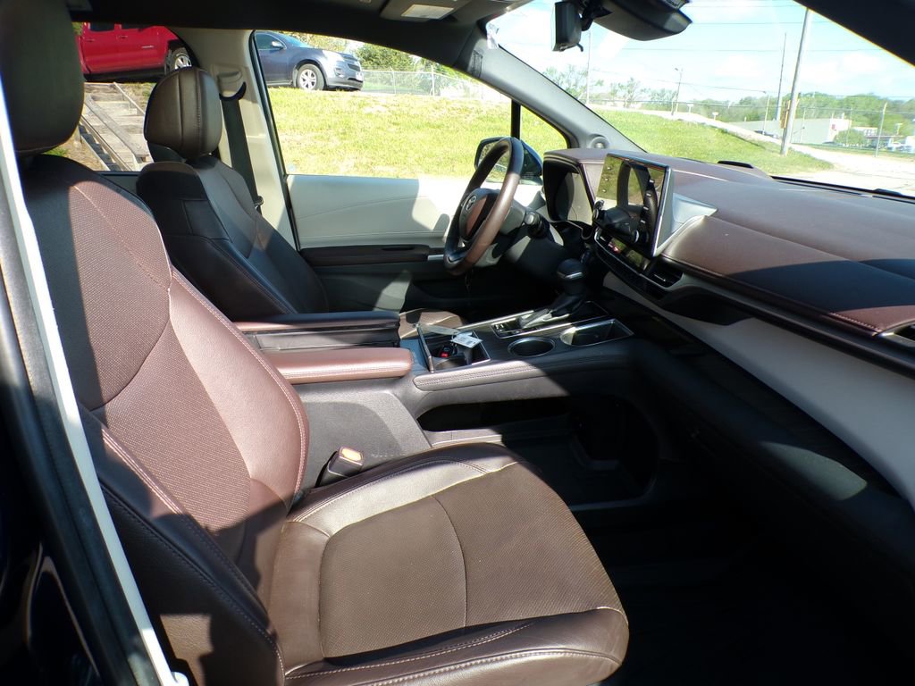 Used 2021 Toyota Sienna Platinum AWD/4WD image 15