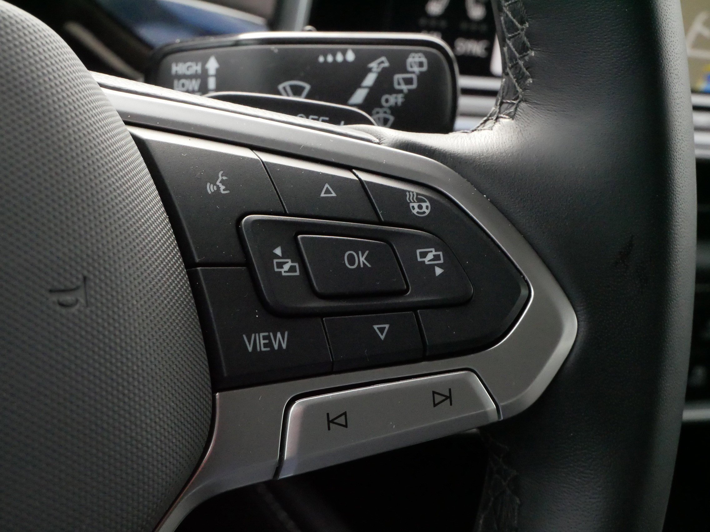 Certified 2025 Volkswagen Atlas SEL Premium R-Line image 25