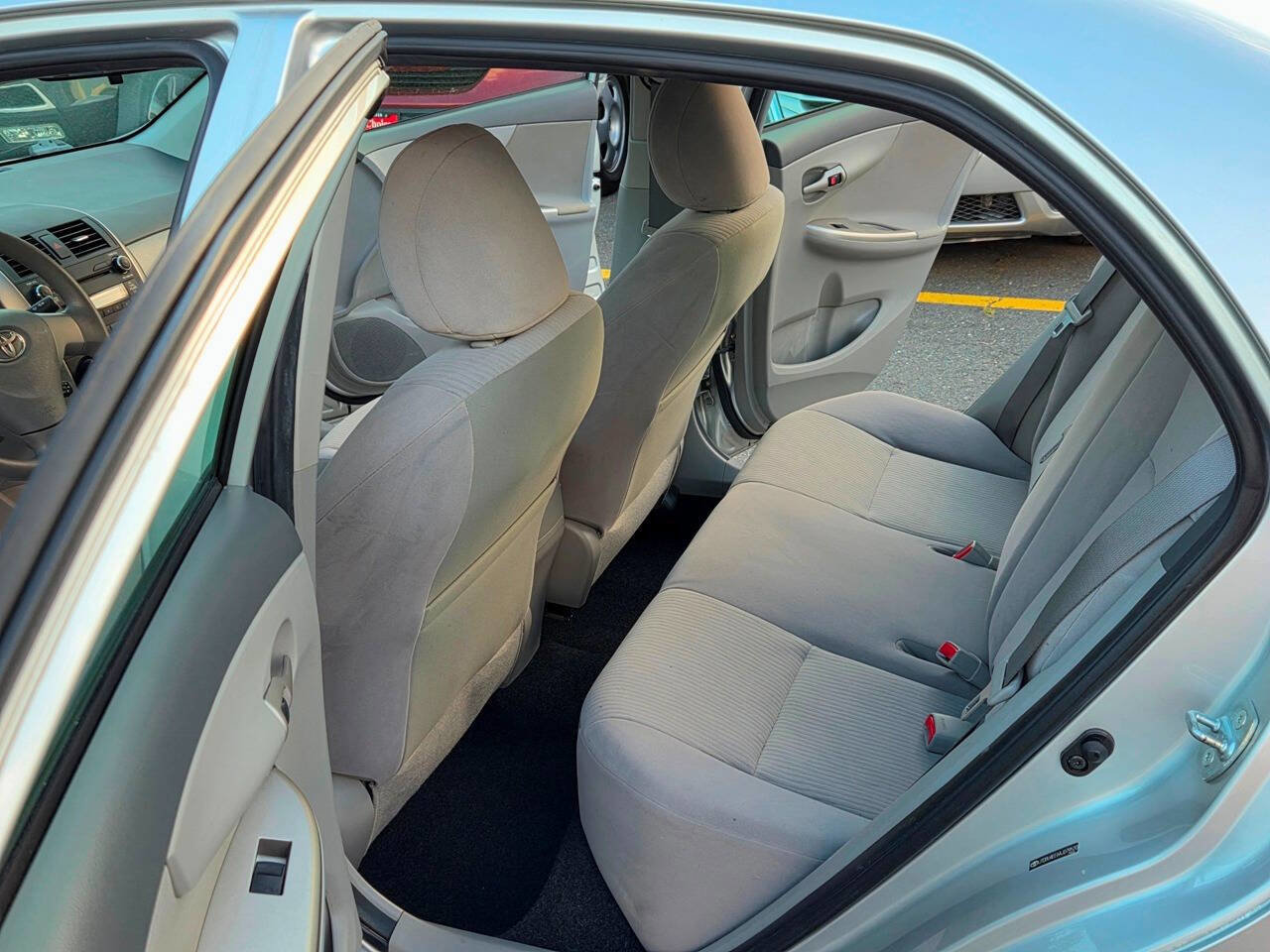 Used 2010 Toyota Corolla LE FWD image 8