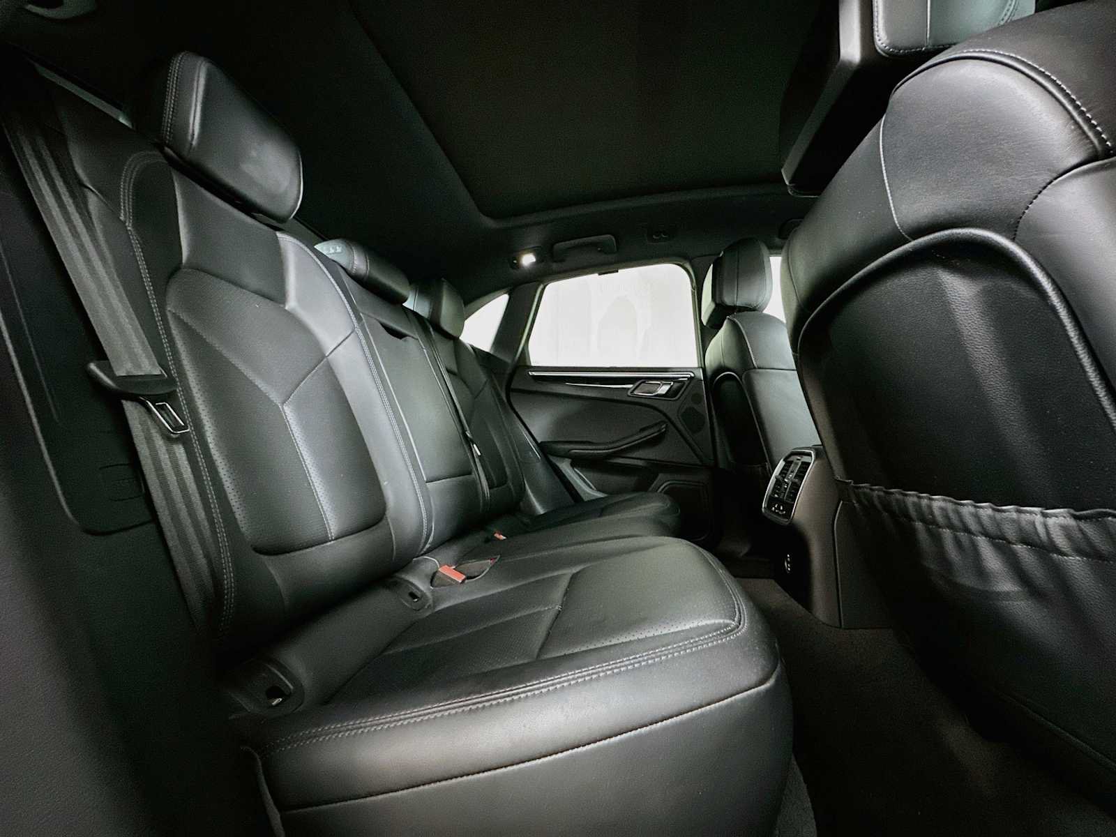 Certified 2023 Porsche Macan AWD/4WD image 28
