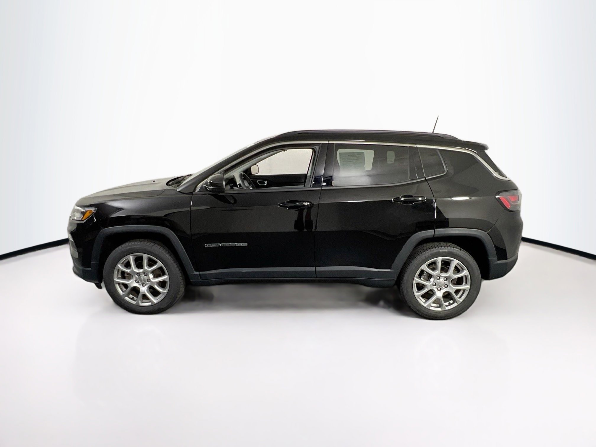 Used 2022 Jeep Compass Latitude w/ Sun and Sound Group image 8