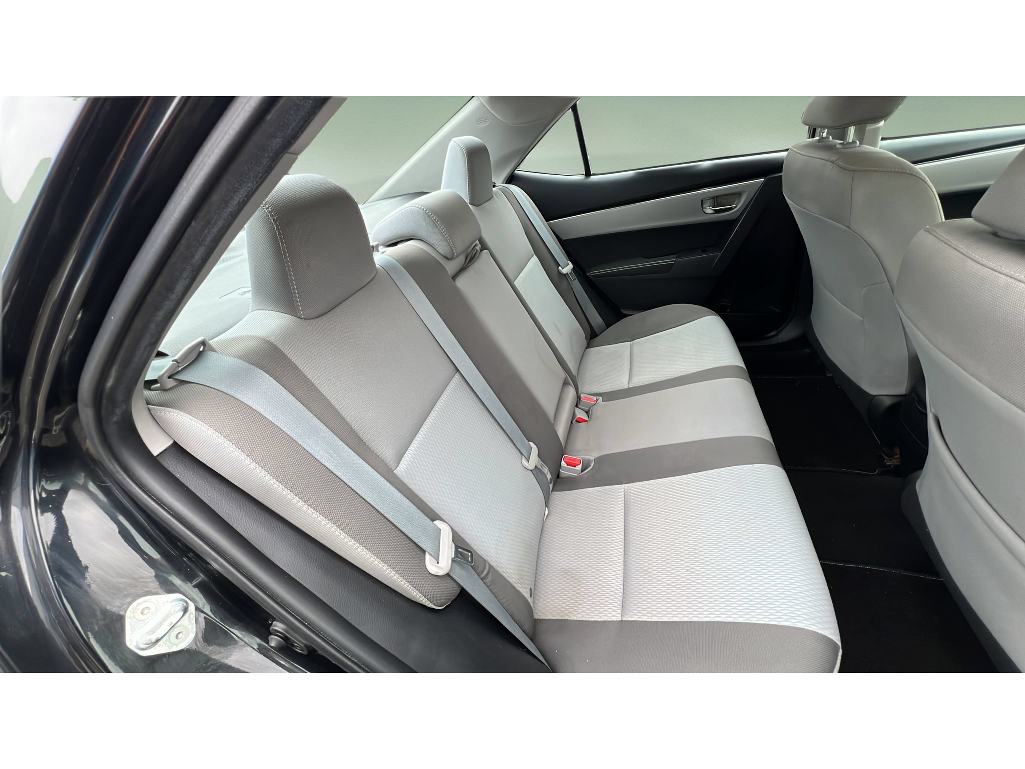 Used 2017 Toyota Corolla LE w/ Carpet Mat Package (TMS) FWD image 31