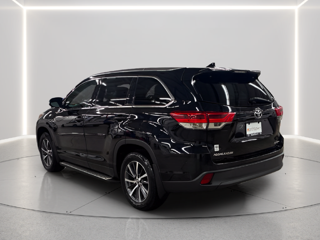 Used 2019 Toyota Highlander XLE AWD/4WD image 3
