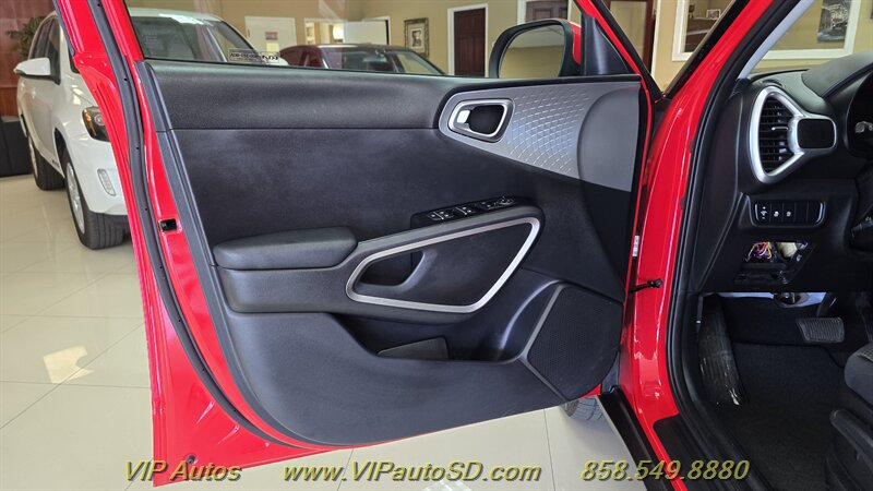 Used 2023 Kia Soul LX FWD image 11