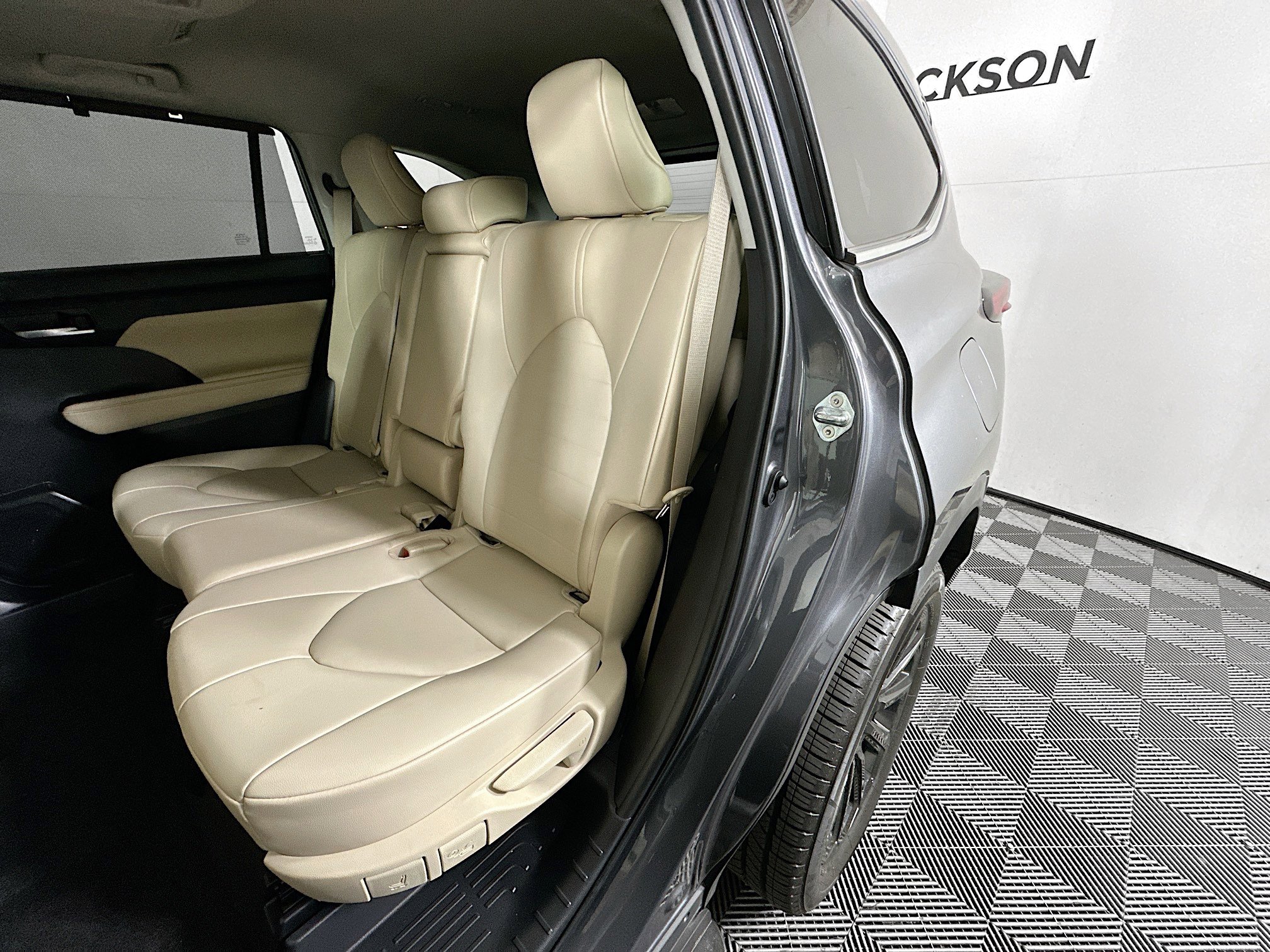 Used 2023 Toyota Highlander XLE image 26