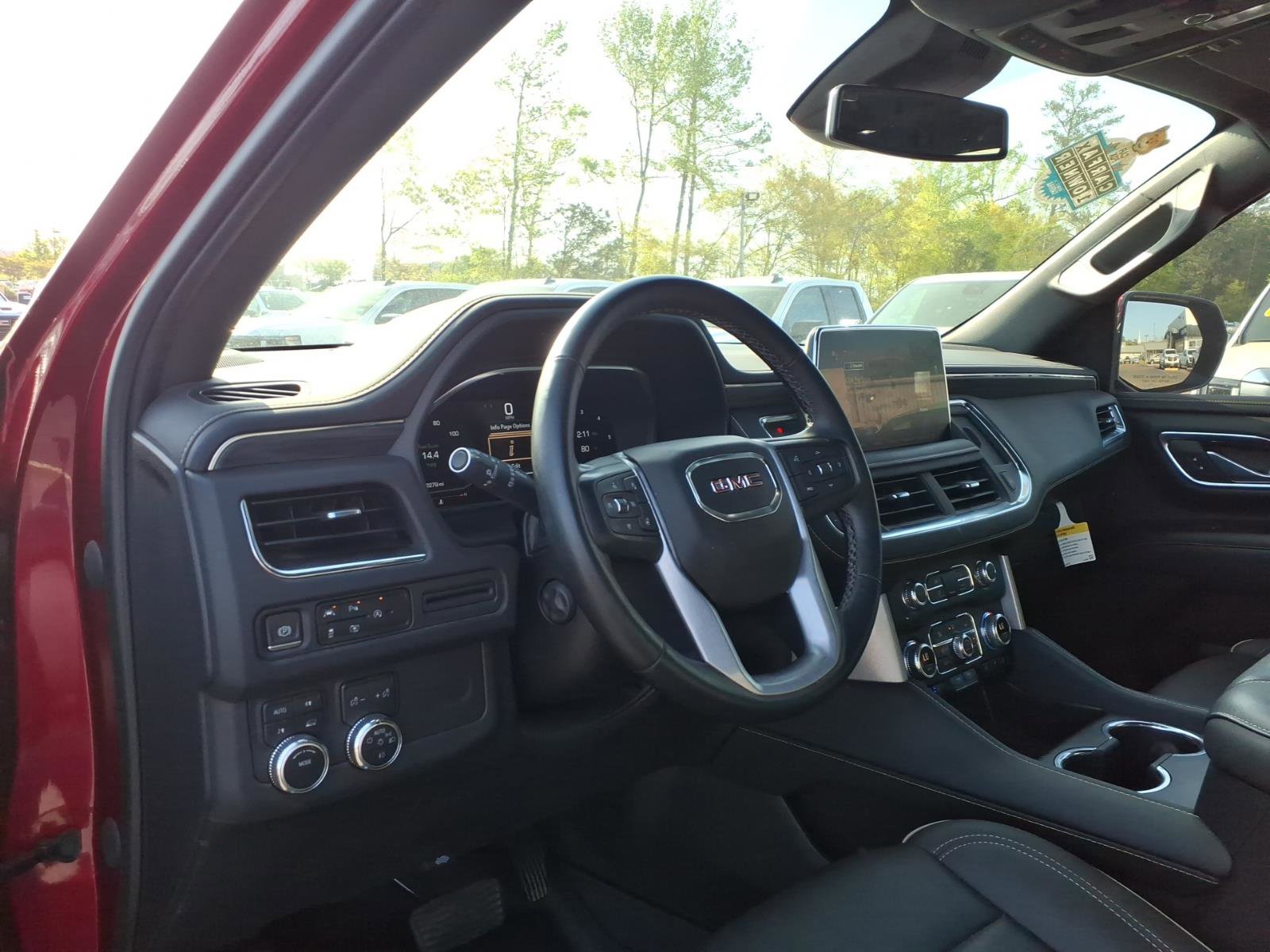 Used 2023 GMC Yukon SLT w/ SLT Premium Package image 8