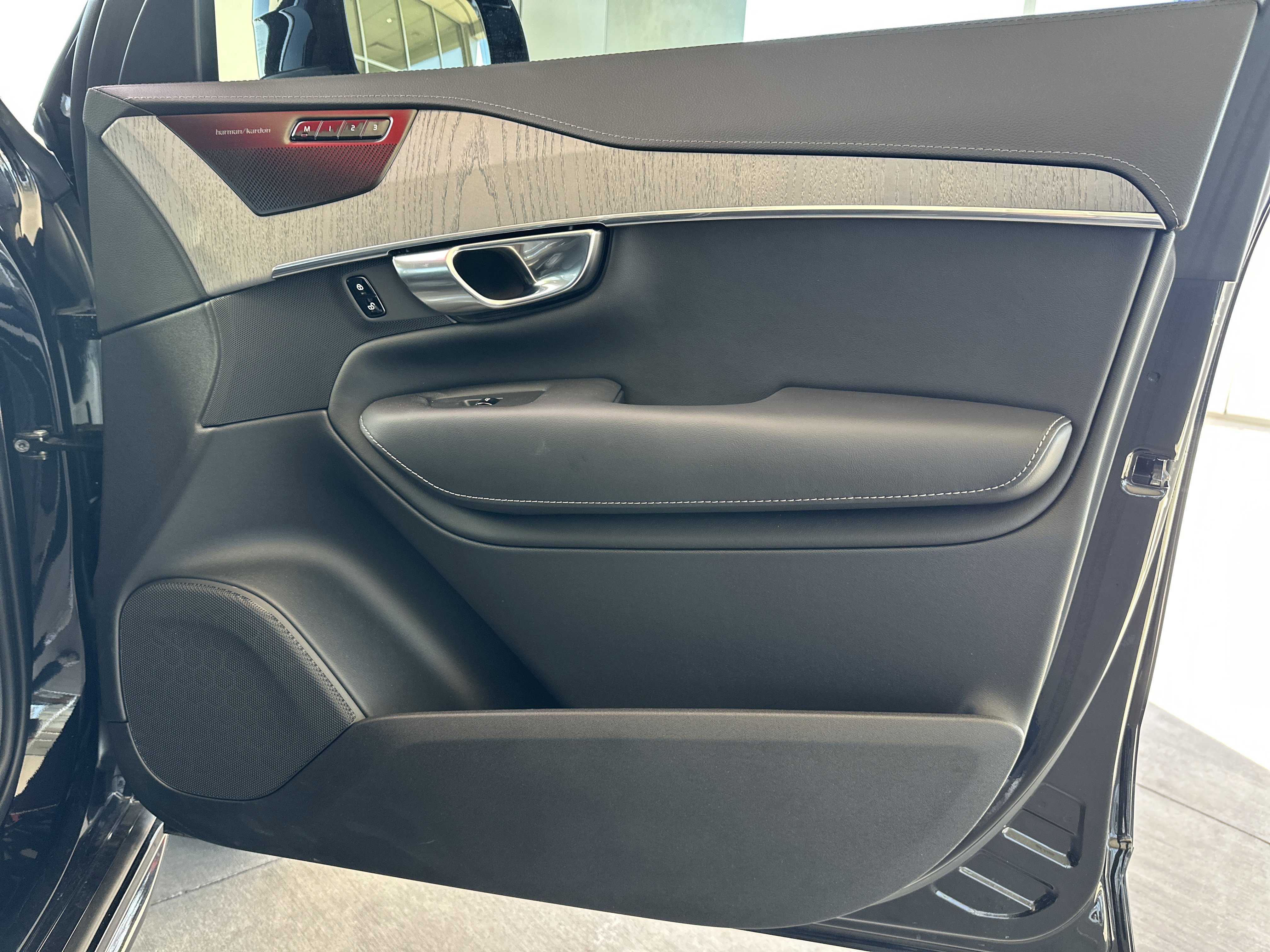 Used 2025 Volvo XC90 B6 Ultra w/ Protection Package Premier image 12