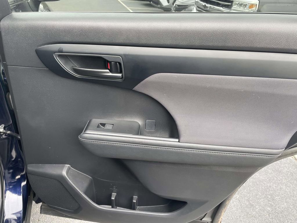 Used 2023 Toyota Highlander LE image 44