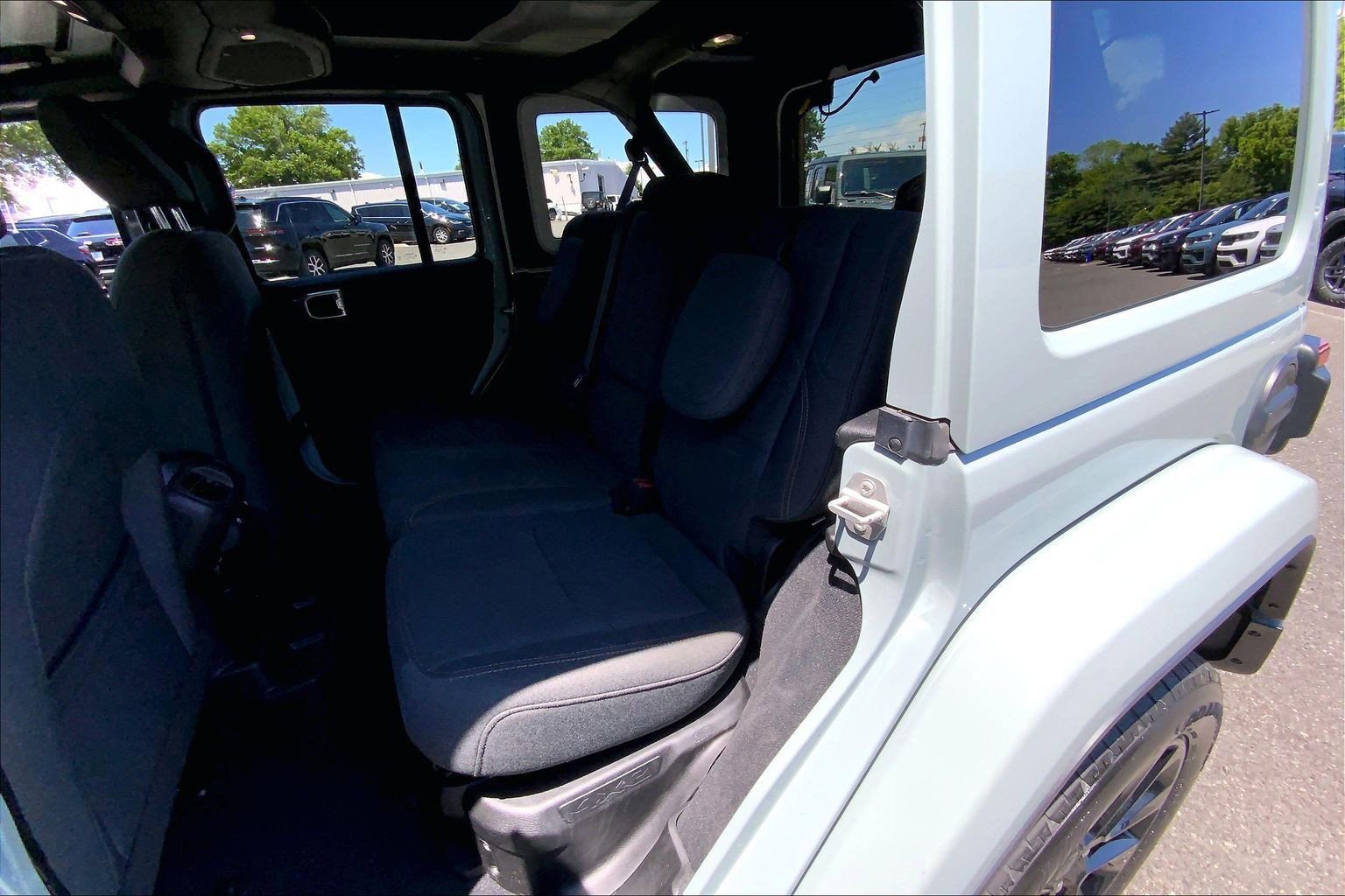 Used 2024 Jeep Wrangler Unlimited Sahara AWD/4WD image 16