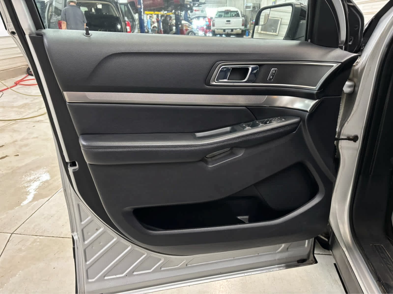 Used 2018 Ford Explorer XLT w/ Equipment Group 201A AWD/4WD image 9