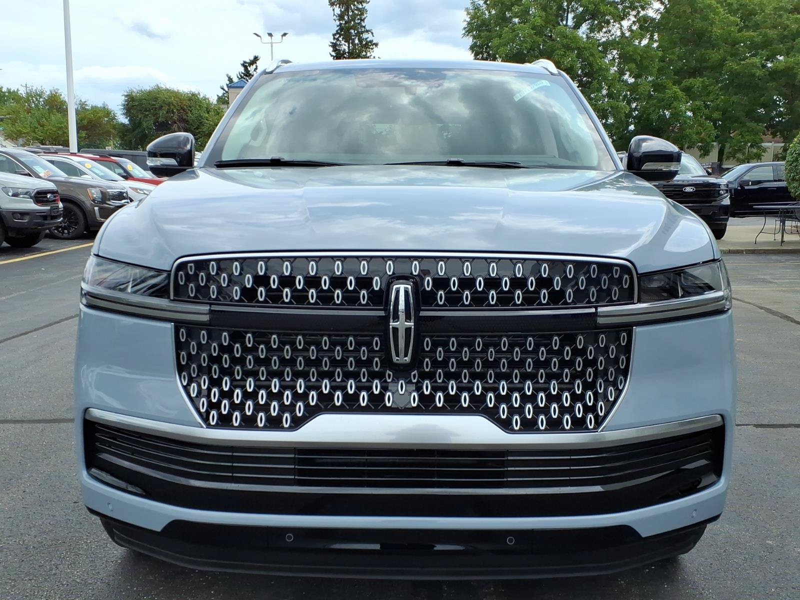 New 2027 Lincoln Navigator L Reserve AWD/4WD image 2