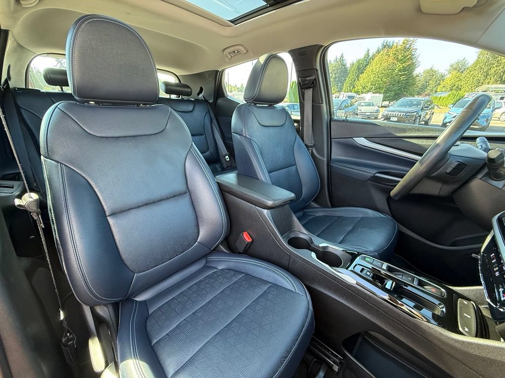 Used 2023 Chevrolet Bolt EUV Premier w/ Sun & Sound Package FWD image 18