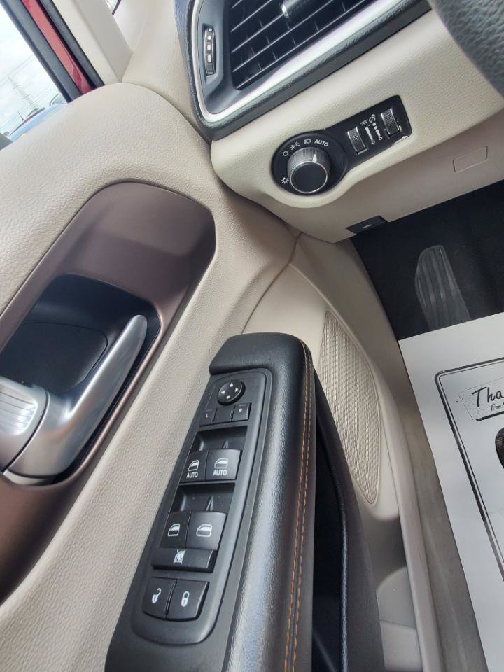 Used 2017 Chrysler Pacifica Touring image 12