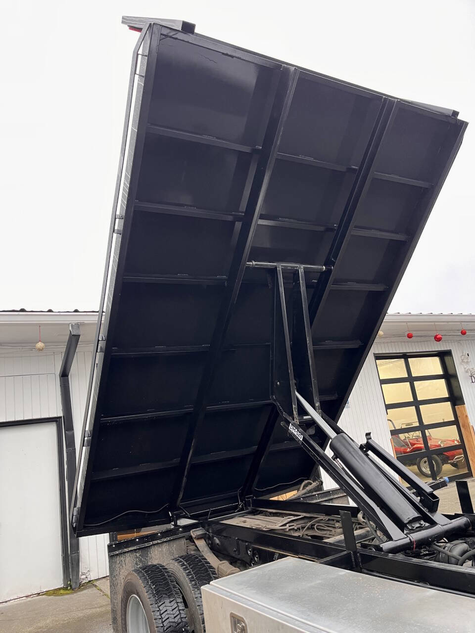 Used 2014 Ford F550 2WD Regular Cab Super Duty image 5