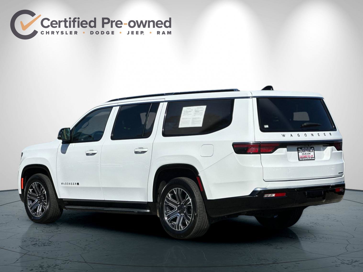 Used 2024 Jeep Wagoneer L Series II RWD image 6