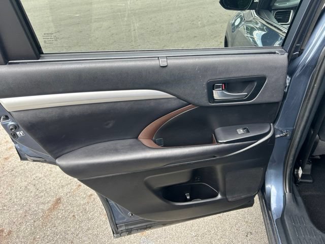 Used 2019 Toyota Highlander XLE AWD/4WD image 27