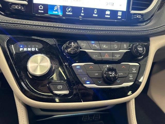 Used 2024 Chrysler Pacifica Limited AWD/4WD image 37