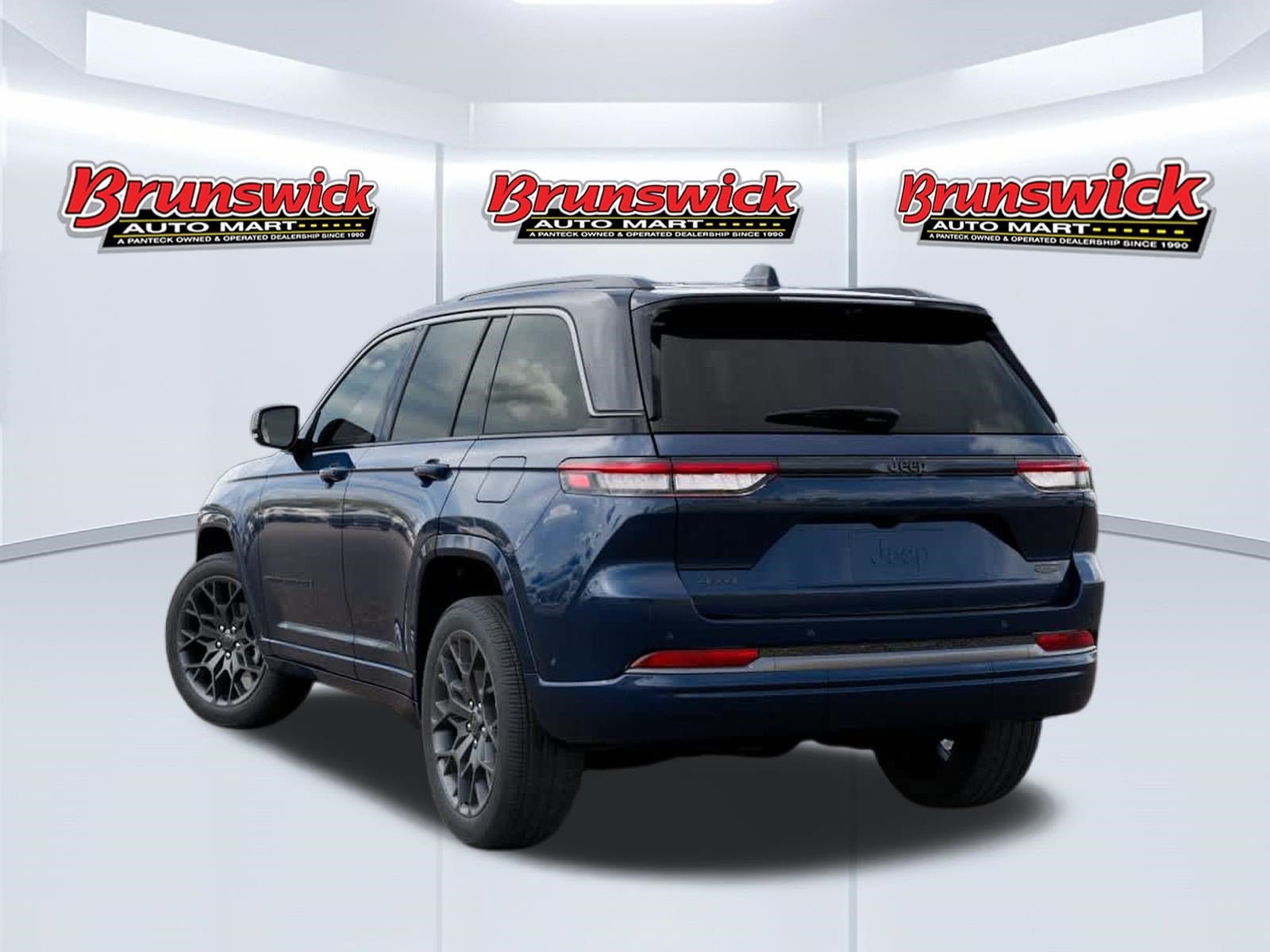 New 2027 Jeep Grand Cherokee Summit AWD/4WD image 3
