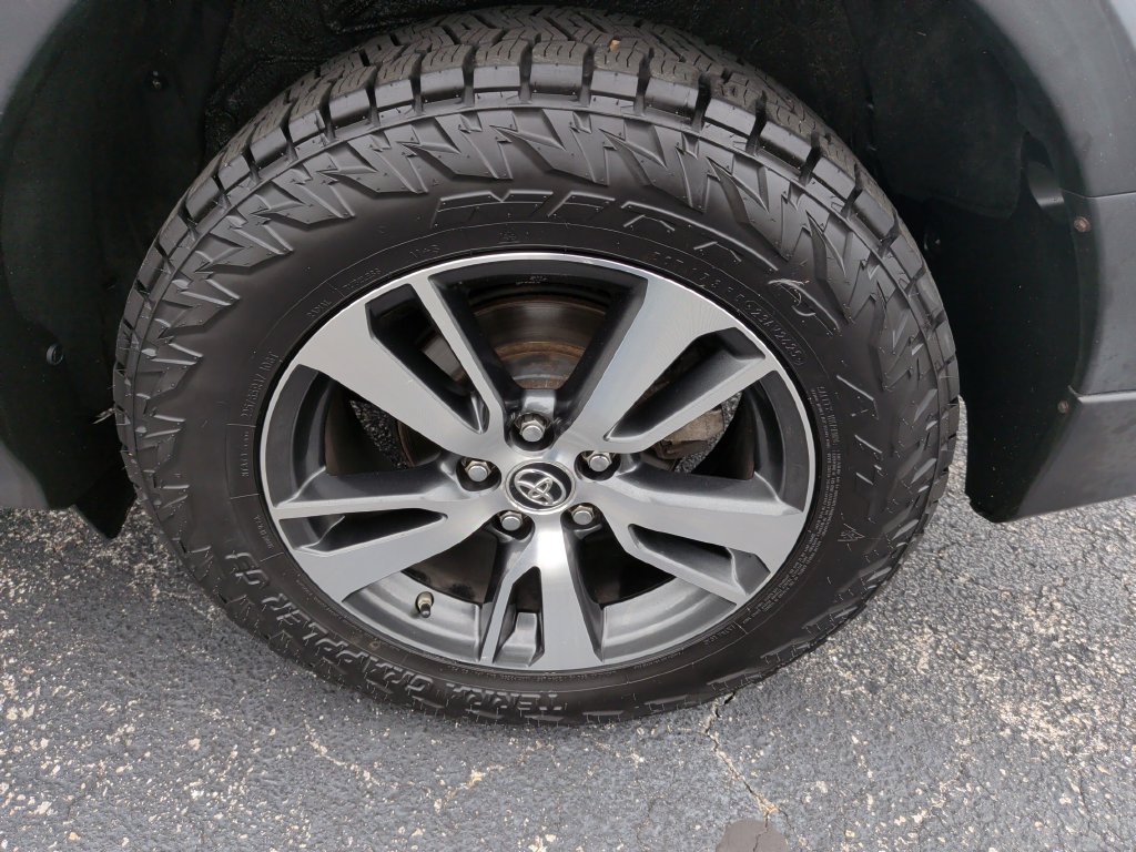 Used 2018 Toyota RAV4 XLE w/ Plus Extra Value Package AWD/4WD image 30