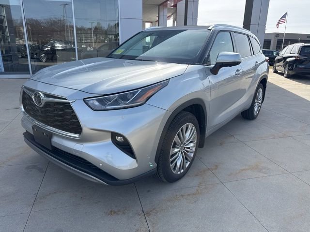Used 2025 Toyota Highlander Platinum image 3