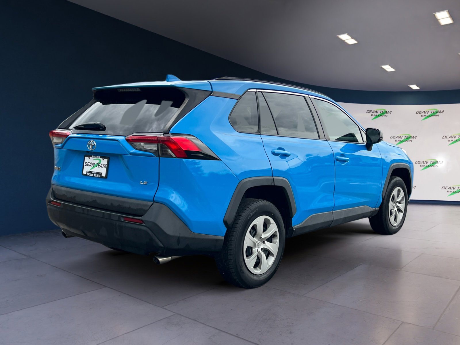 Used 2019 Toyota RAV4 LE FWD image 9
