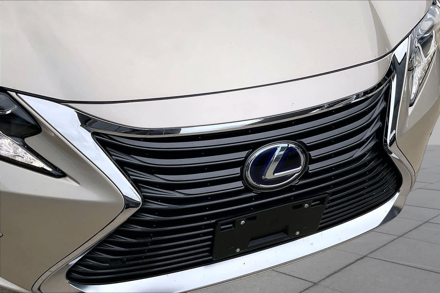 Used 2016 Lexus ES 300h w/ Luxury Package w/Wood Trim FWD image 29