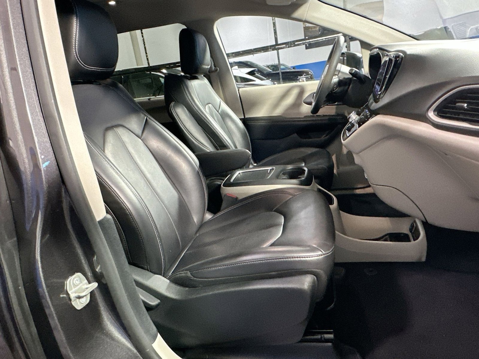 Used 2023 Chrysler Pacifica Touring-L image 36