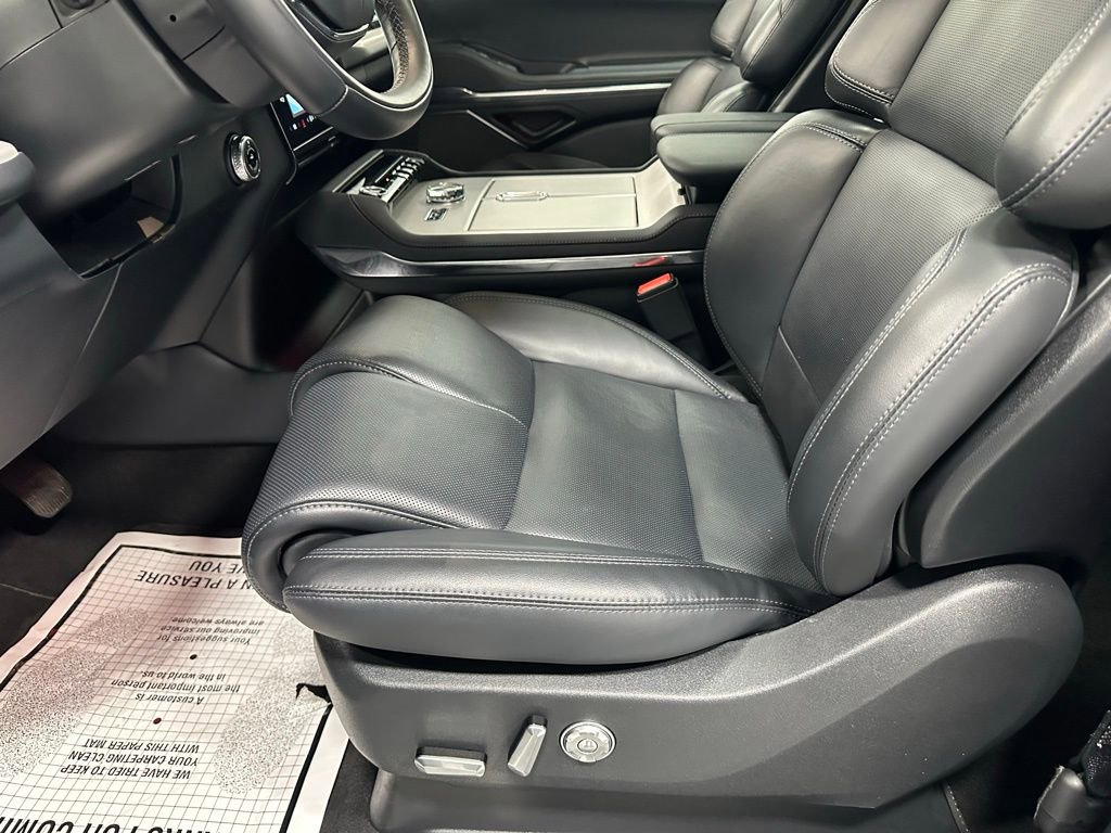 Used 2025 Lincoln Navigator Reserve image 13