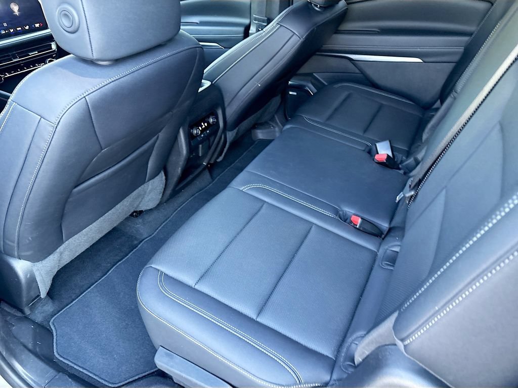 Used 2025 Chevrolet Traverse LT w/ Enhanced Driving Package AWD/4WD image 26