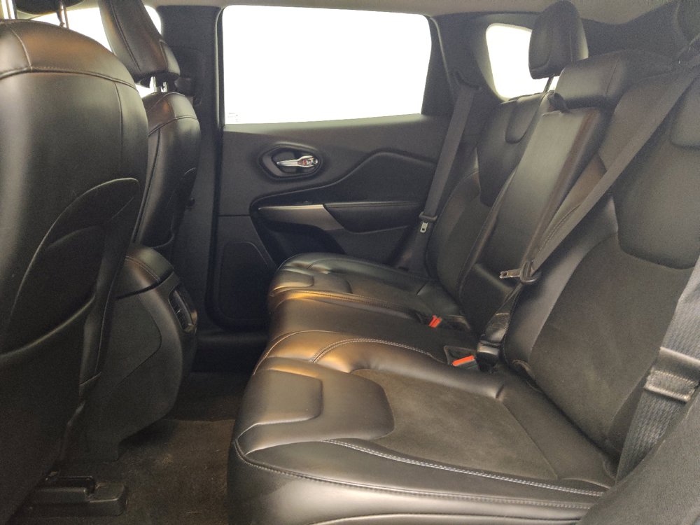 Used 2021 Jeep Cherokee Latitude Plus AWD/4WD image 18