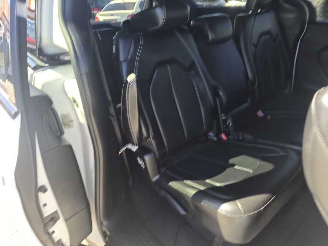Used 2018 Chrysler Pacifica Touring-L w/ Premium Audio Group FWD image 39