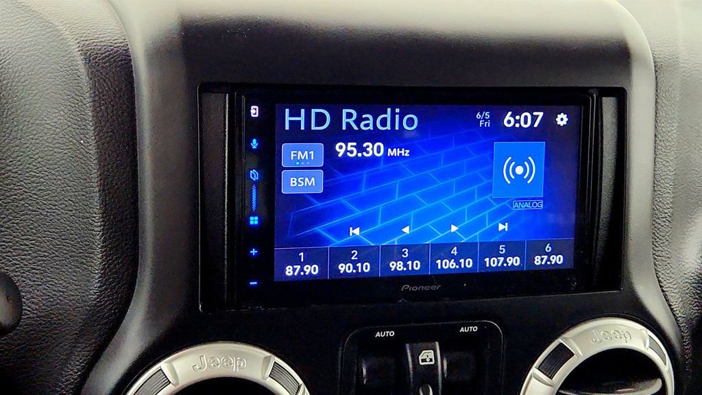 Used 2016 Jeep Wrangler Unlimited Rubicon AWD/4WD image 18