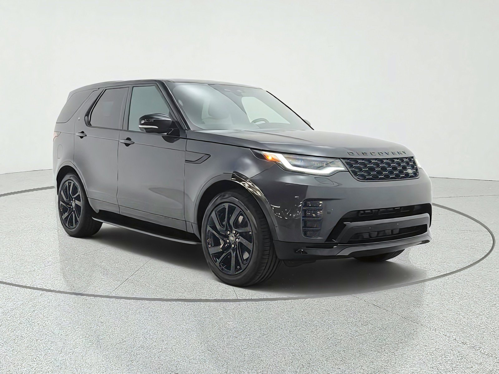 Used 2024 Land Rover Discovery Dynamic SE AWD/4WD image 3