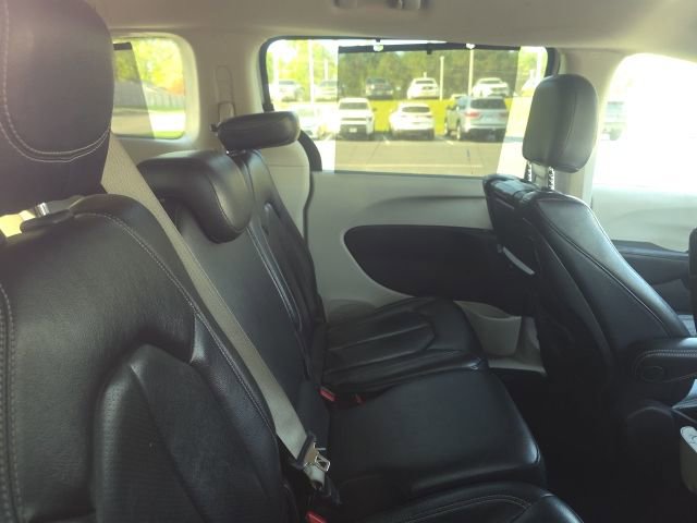 Used 2022 Chrysler Pacifica Touring-L w/ Uconnect Theater Family Group image 8