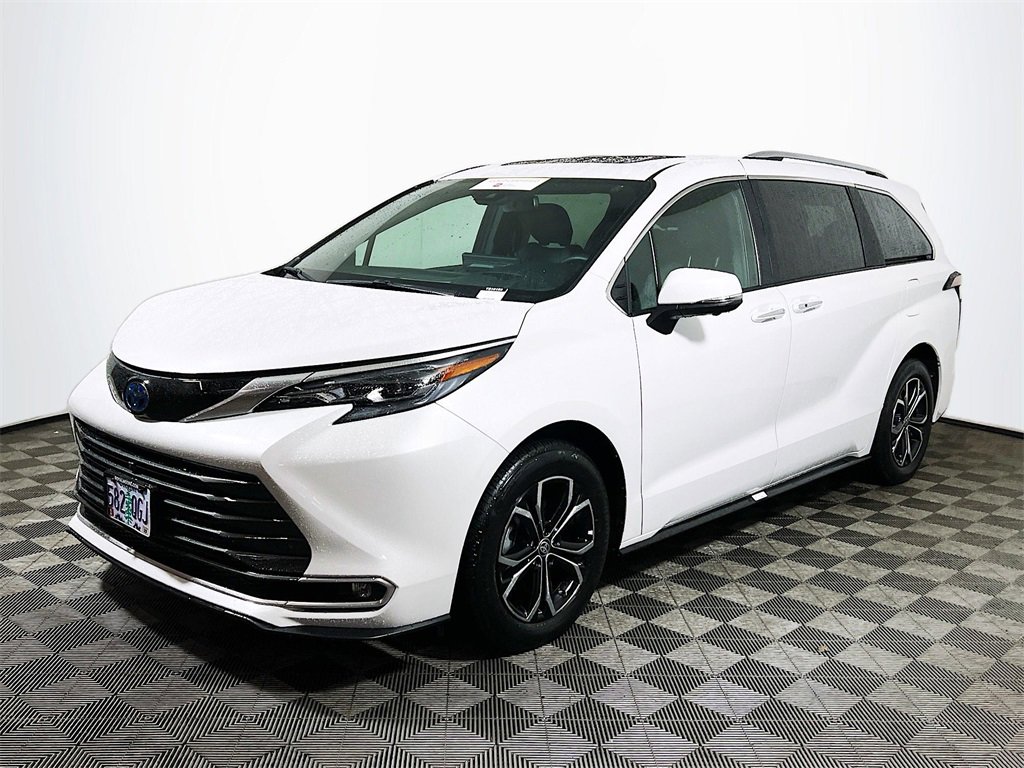 Certified 2025 Toyota Sienna Platinum image 4