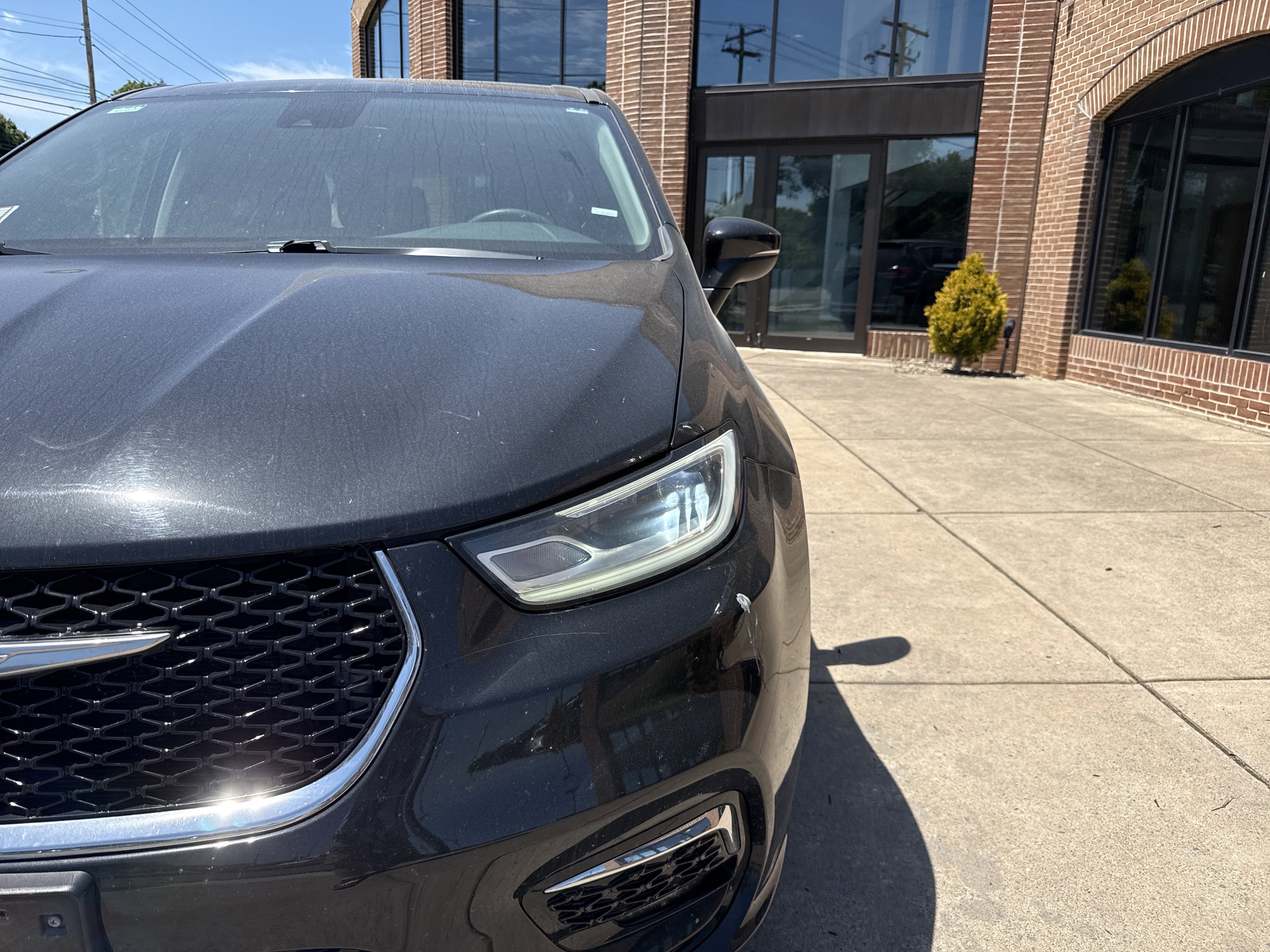 Used 2023 Chrysler Pacifica Touring-L FWD image 9